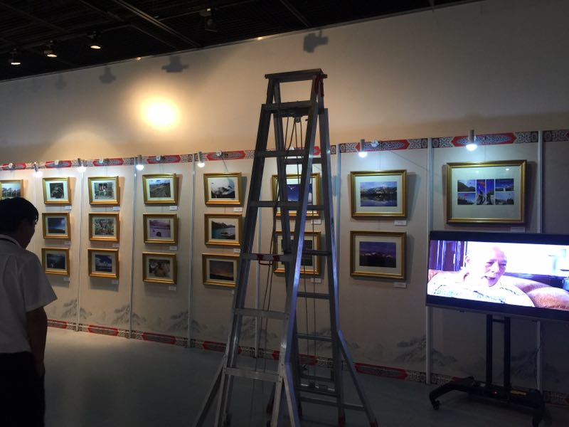 摄影展布展中