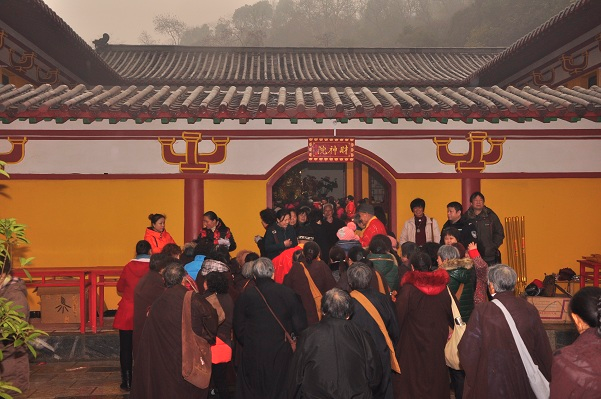 古灵泉寺方丈坚光法师主法领众"财神院"的开光法会仪轨