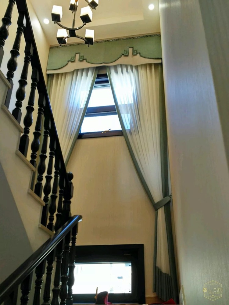 平幔,水波幔,罗马幔…… 款式丰富 高挑又有范儿 楼梯间的窗户 用窗帘