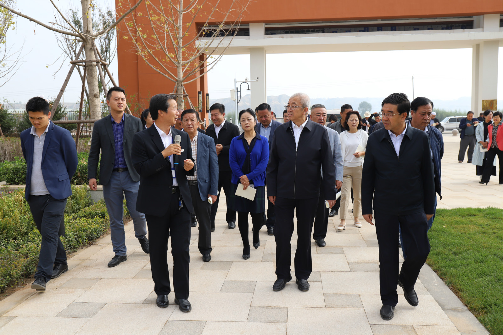 快讯:临夏市人大常委会党组书记,主任摆瑞瑄一行30余人莅临我校观摩