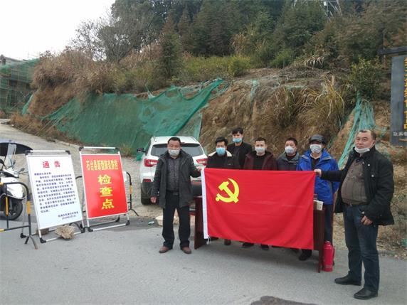 乡人大代表、矶滩村党支部副书记张小七在一线参加疫情防控工作.jpg
