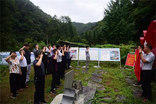 6月24日县人大机关党支部组织党员在皖南红军总医院遗址重温入党誓词.jpg