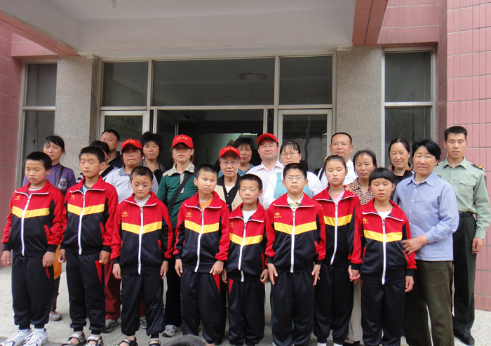 盲校学生捐校服