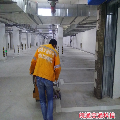 易景凱旋城三期地下車庫道路標(biāo)線施工