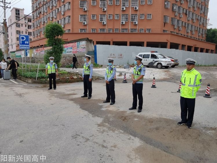 20200507220902_31806.jpg 交警.jpg