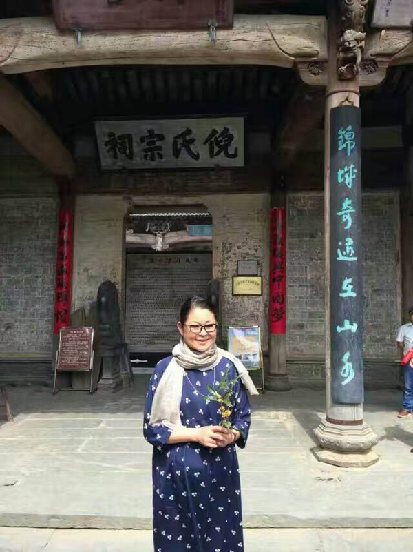 倪萍到祠堂查阅我公司印制的倪氏宗谱