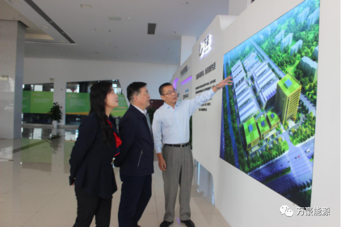 黄群英局长（中）听取万豪能源董事长杨美蓉（左）、总经理张留瑜（右）介绍公司发展情况