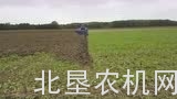 纽荷兰拖拉机配6铧犁作业