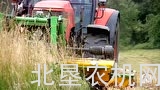 久保田拖拉机配割草机作业