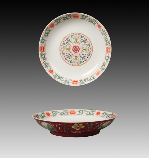 清嘉庆 胭脂红地粉彩花卉开光山水图盘