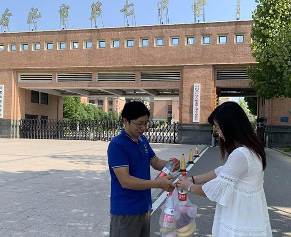 夏日送清凉 情系暖人心