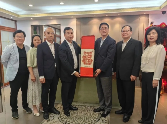 哈尔滨市政协王镜铭常务副主席一行到访大中华集团