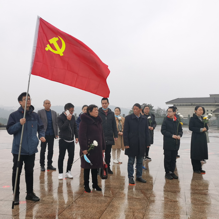 缅怀先烈，致敬英雄