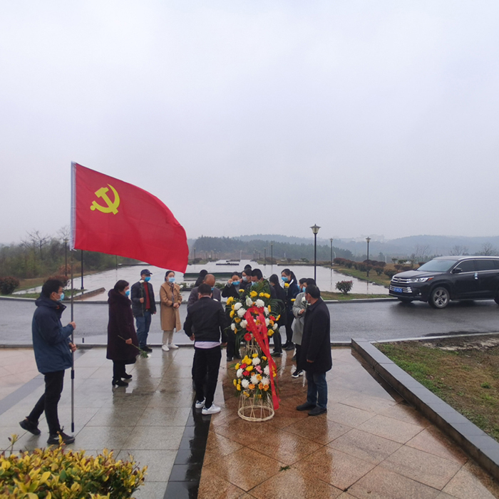 缅怀先烈，致敬英雄