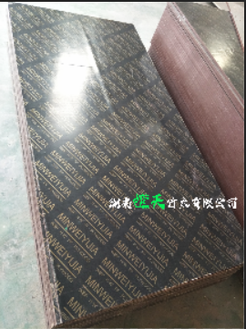生产厂家干货分享 建筑模板知识之七：镜面木模板——松桉覆膜板  清水模板