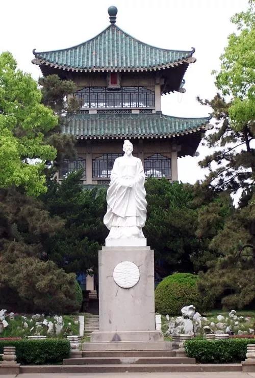 ▼东湖屈原塑像