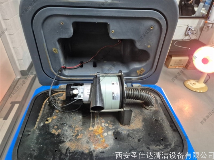 20250217164655_25254.jpg 驾驶式洗地车更换吸水电机 (11).jpg
