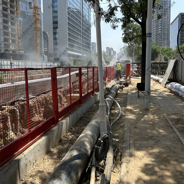 20241021104710_64483.jpg 建筑工地围挡喷淋降尘系统01.jpg